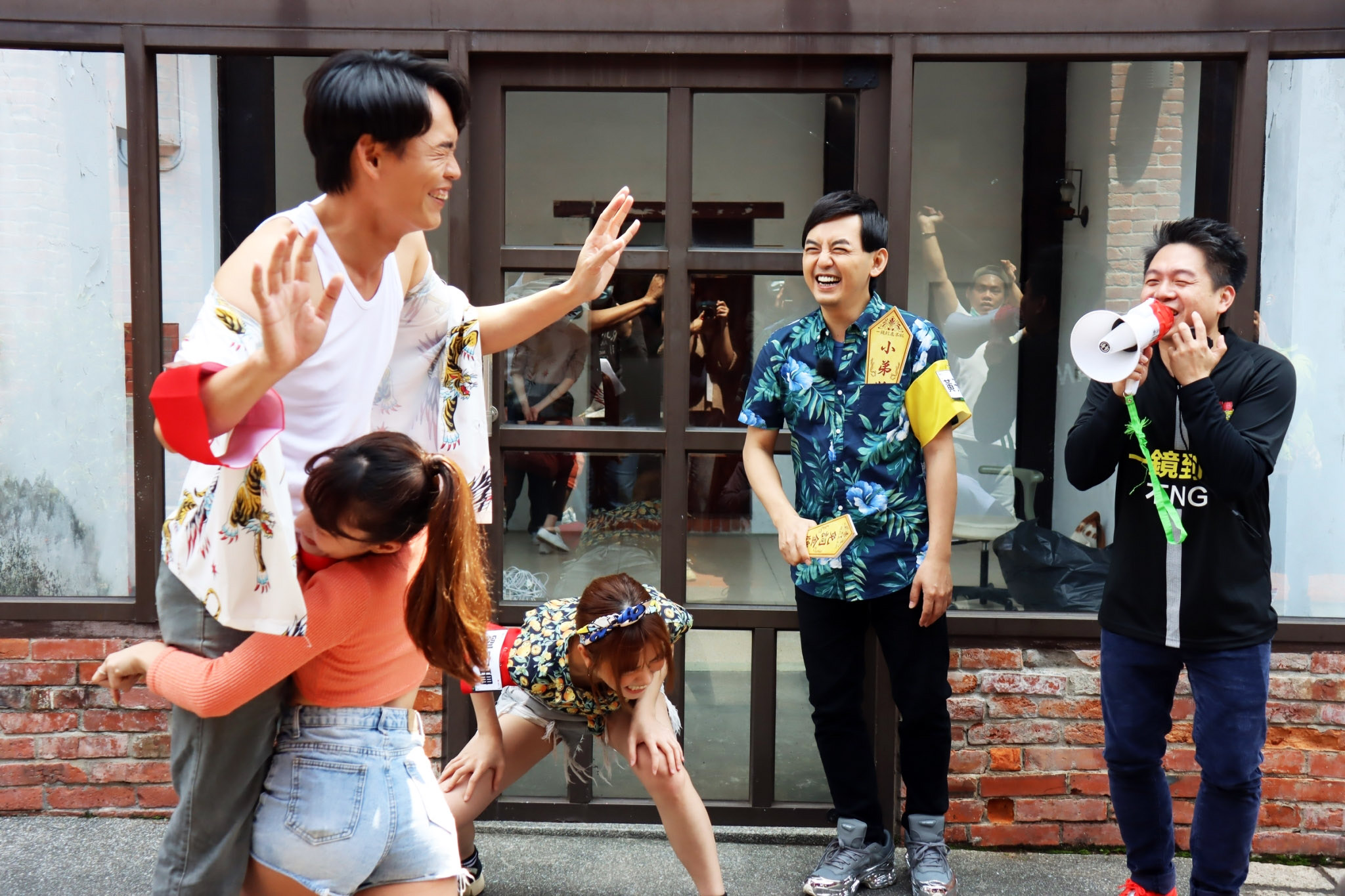 黃鐙輝與女星玩遊戲，肢體接觸爽翻天。（華視提供）