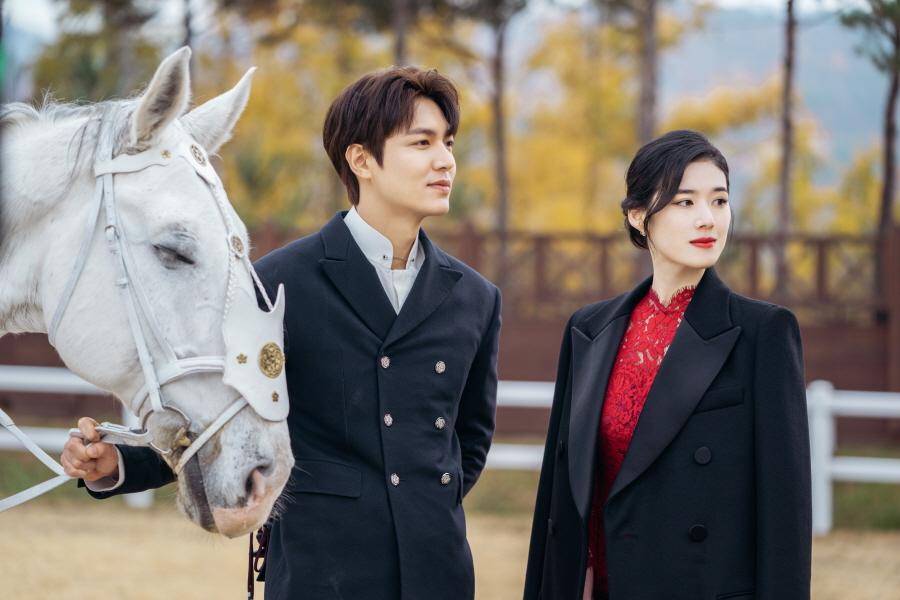 鄭恩彩在《The King:永遠的君主》飾演女總理,覺得李敏鎬身邊的女人只有她最適合。(Netflix提供)