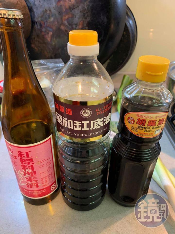 三杯的主要調味料:醬油、米酒與胡麻油,另外還需要冰糖。