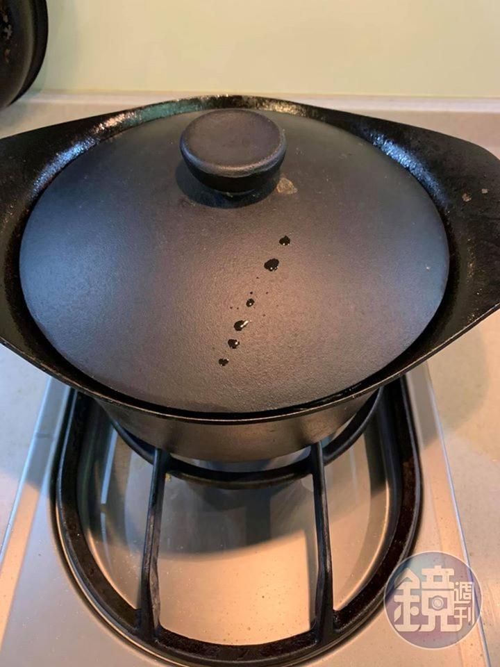三杯雞需熱,用柳宗理鑄鐵鍋來處理,效果不錯。