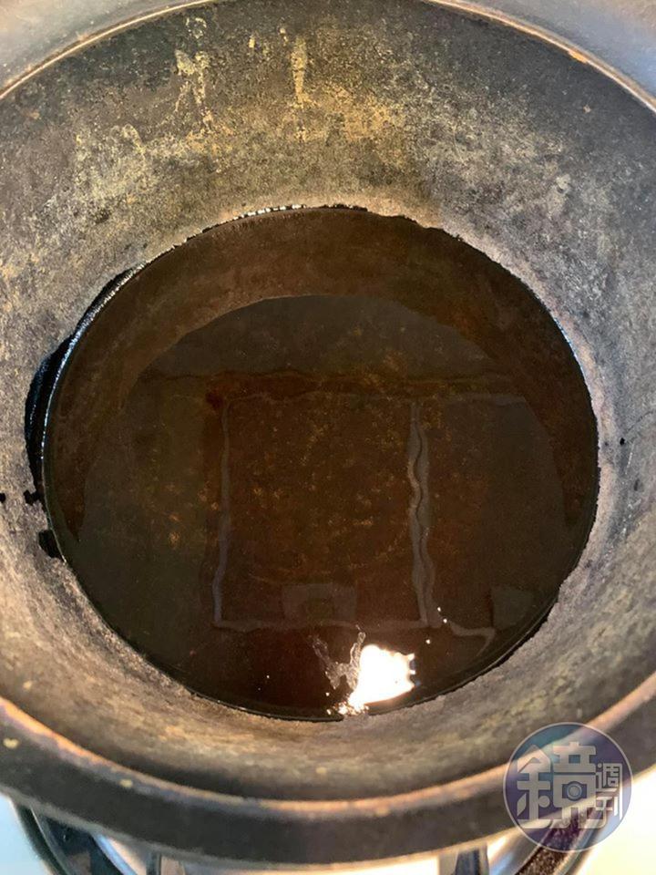 鐵鍋熱到冒煙後,倒入胡麻油。