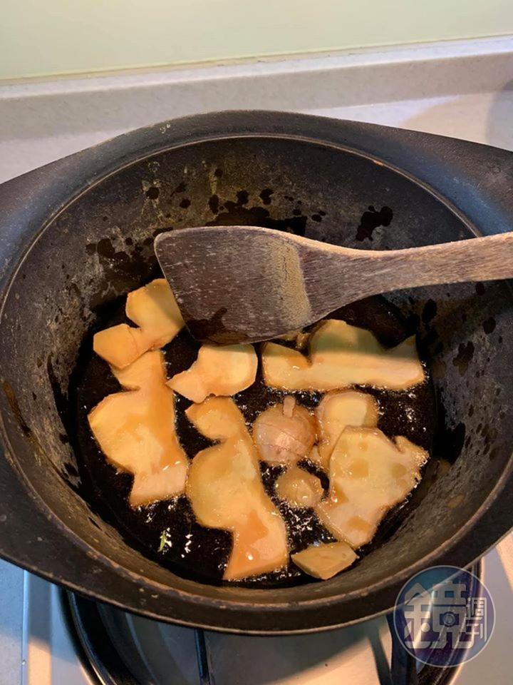 大概煸到這個程度左右,顏色略焦黃。
