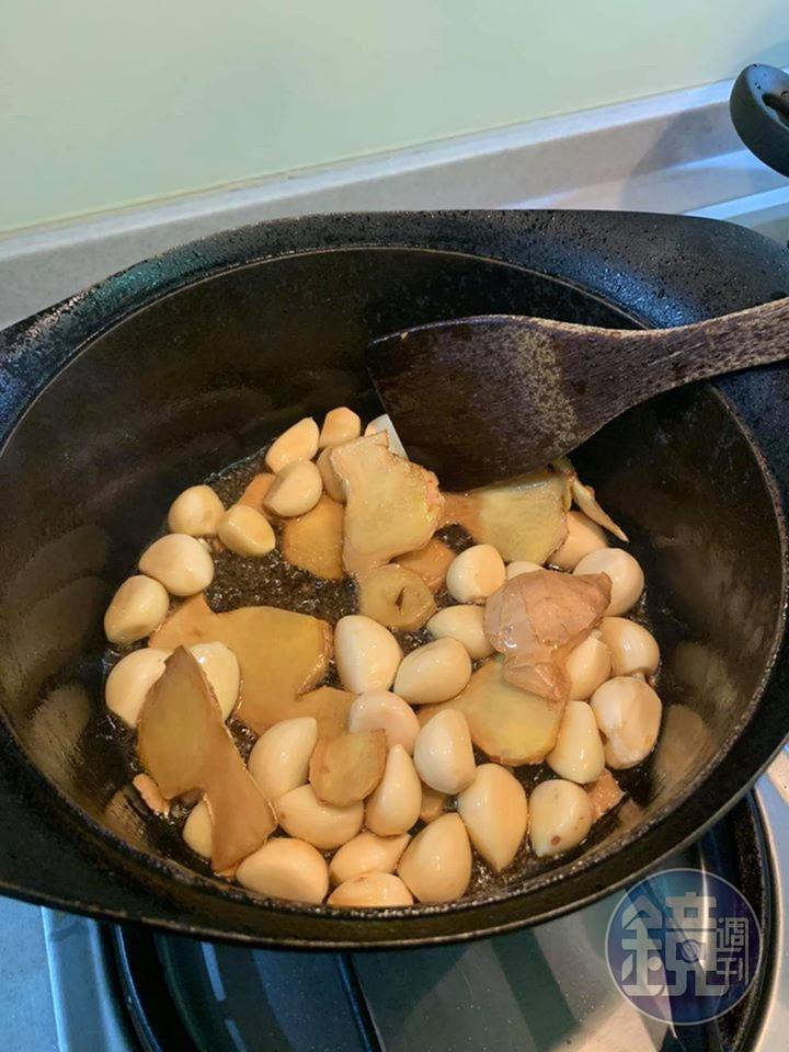 加入蒜頭繼續煸,這是美味的關鍵。