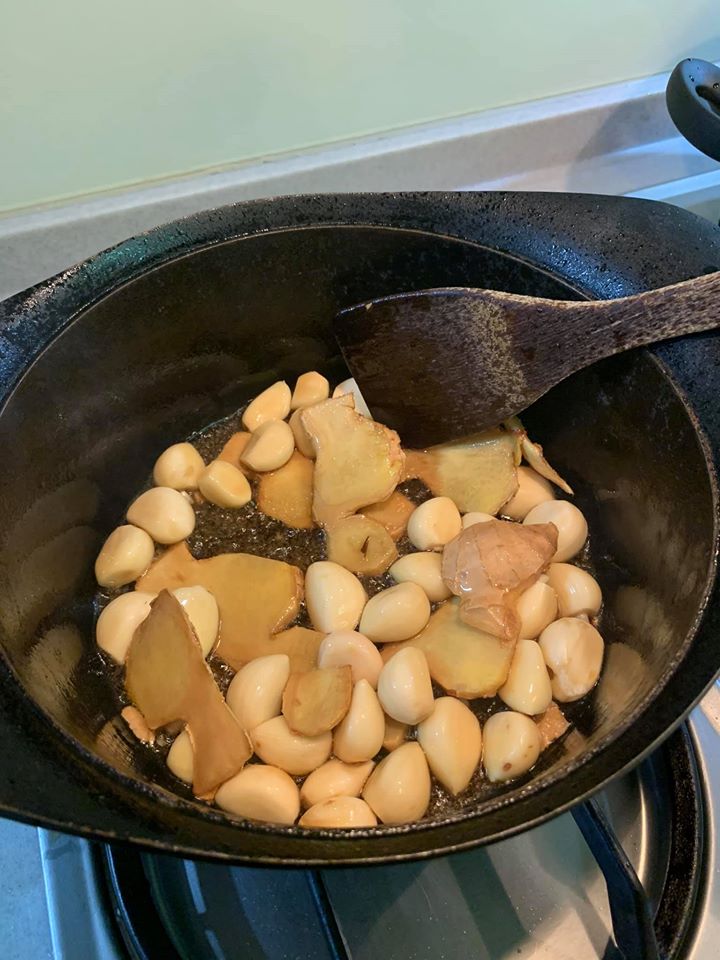 加入蒜頭繼續煸，這是美味的關鍵。