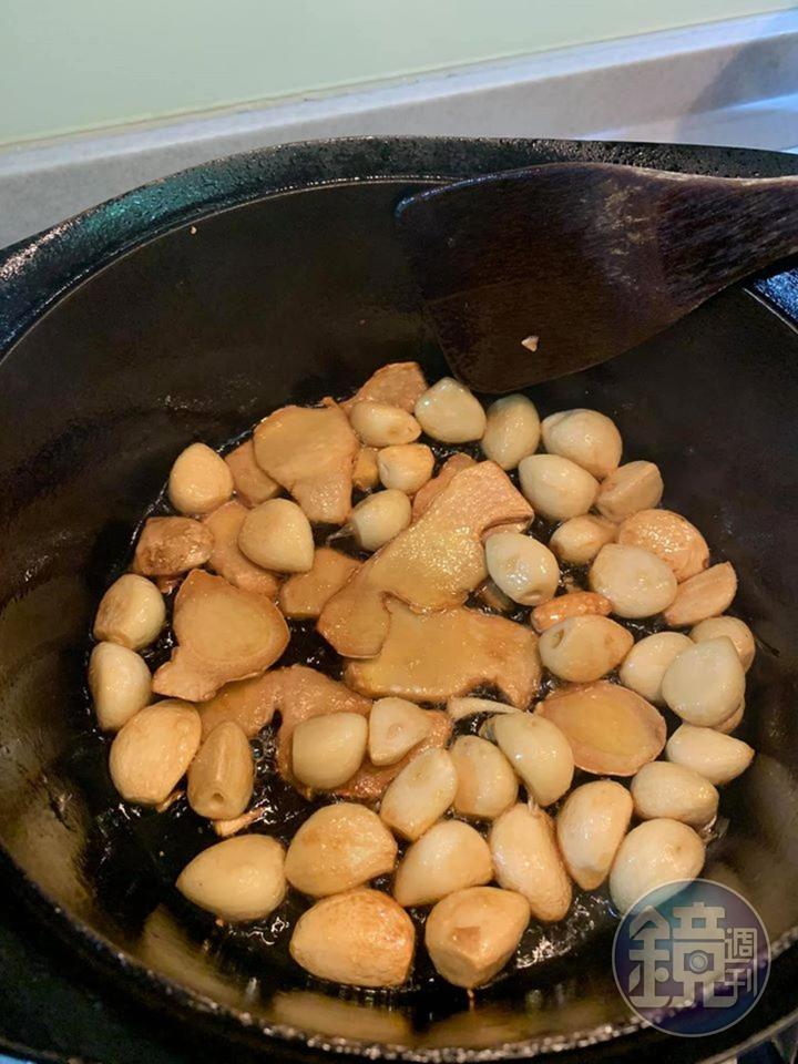 不斷翻炒到蒜頭變成金黃色。