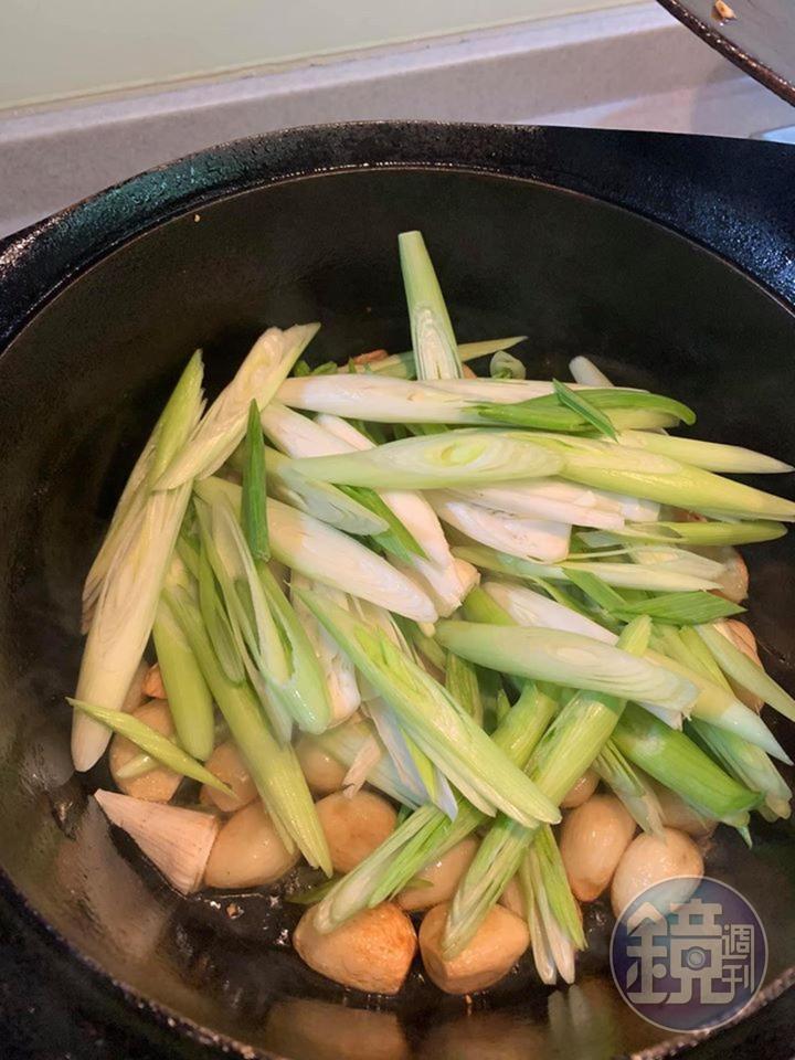 放入切段青蒜繼續炒。