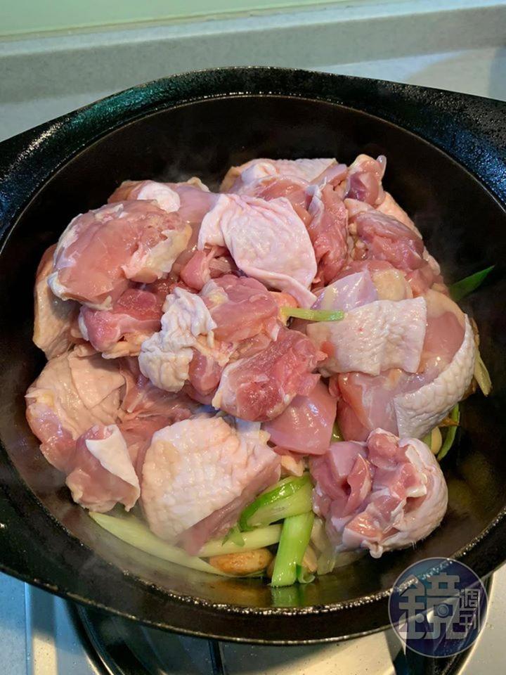 雞肉豪邁入鍋。