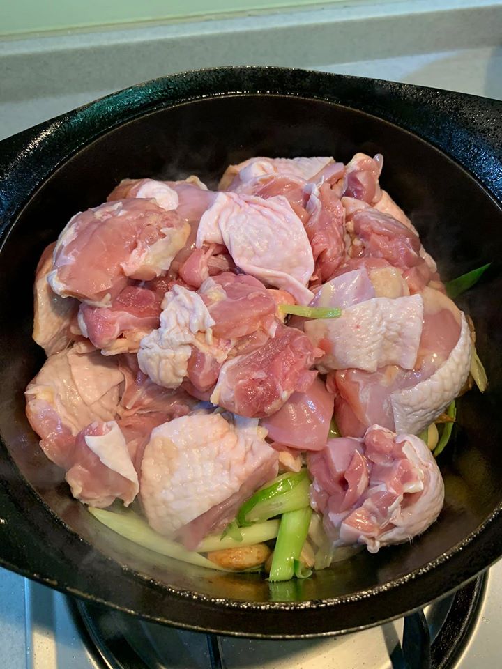 雞肉豪邁入鍋。