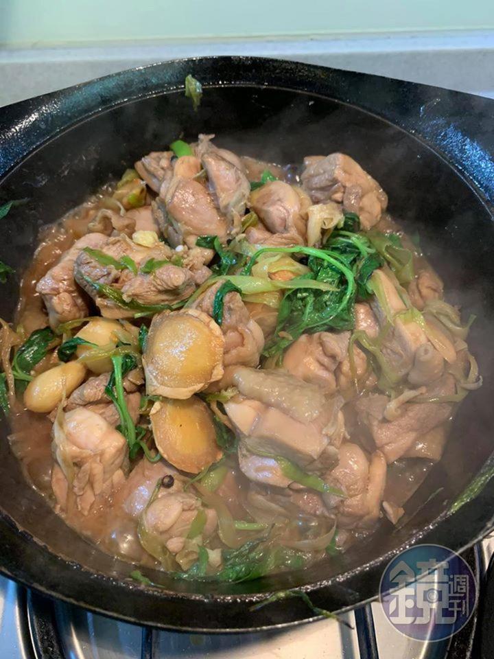 最後階段要大力翻炒,等待收汁,讓湯汁均勻入味至雞塊中。