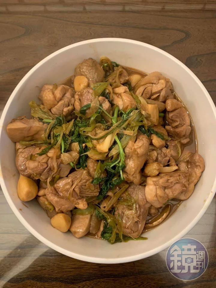 吃三杯雞,需人等雞,雞不等人,趁熱吃才能享受最佳風味。