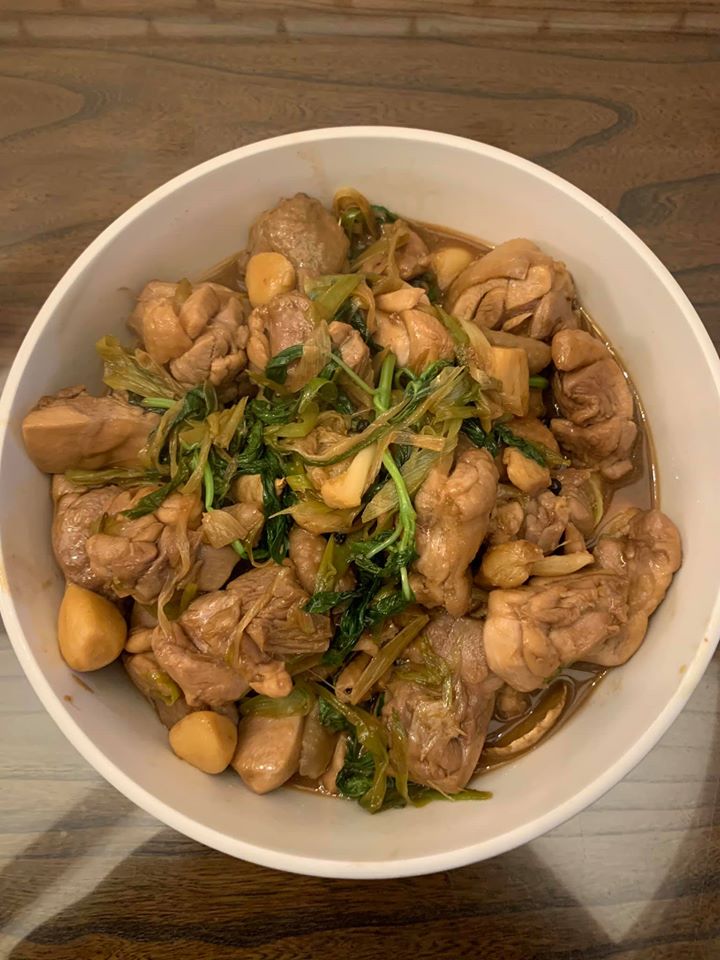 吃三杯雞，需人等雞，雞不等人，趁熱吃才能享受最佳風味。