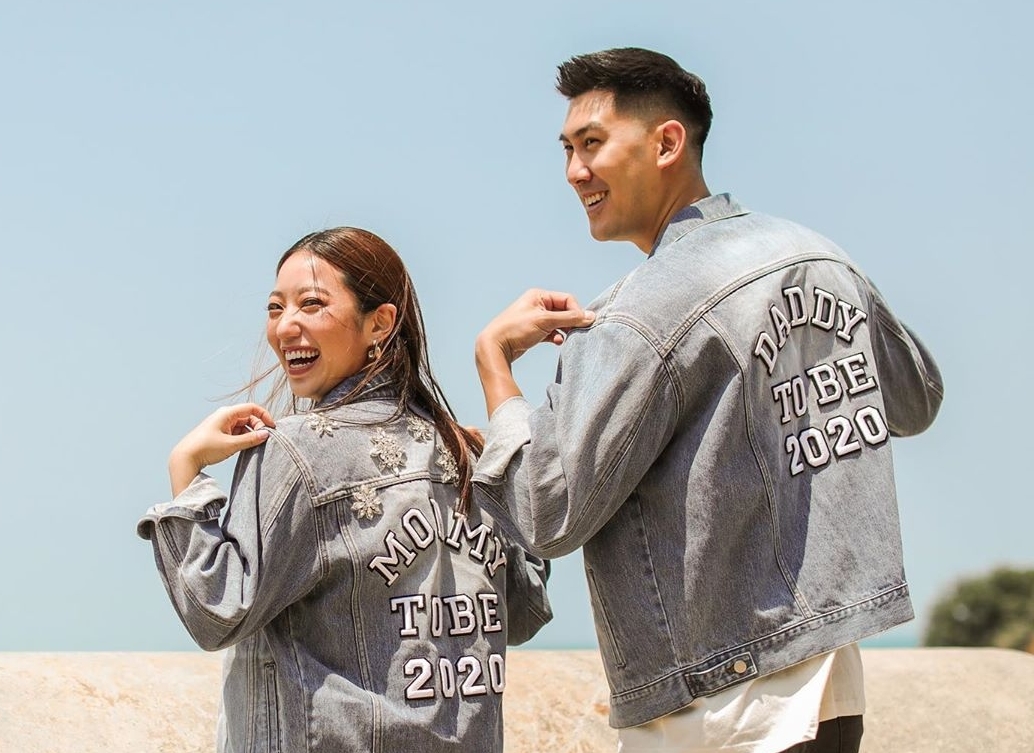 毛加恩的老婆羅雯同時也宣布了喜訊,還在文裡標註他倆身上的牛仔夾克是自家品牌新品,很會打廣告。(翻攝自羅雯IG)
