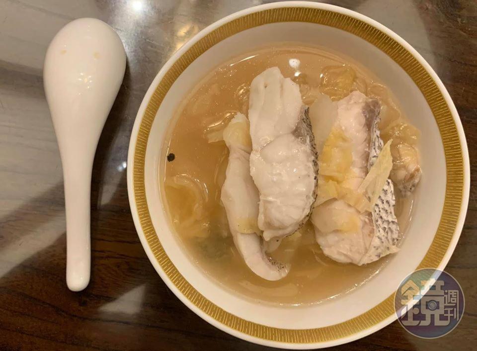 「酸辣魚片湯」是一道改良自頤宮「酸辣筍殼魚米粉」的家常湯品,酸酸辣辣很開胃。
