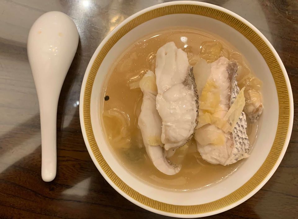 「酸辣魚片湯」是一道改良自頤宮「酸辣筍殼魚米粉」的家常湯品，酸酸辣辣很開胃。