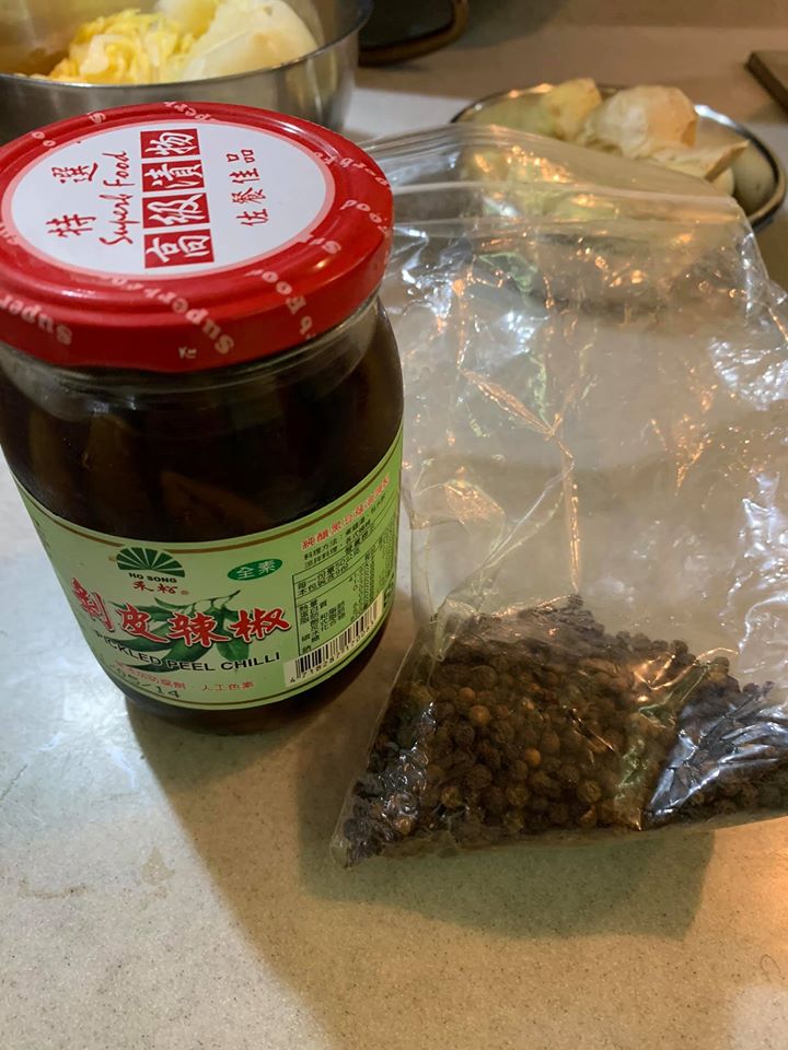 準備好剝皮辣椒與馬告山胡椒。