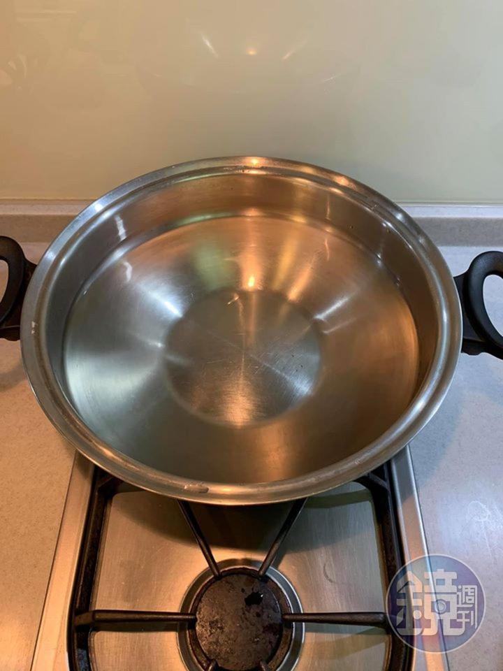 我直接用開水煮湯,也可以用奶白色的魚高湯替代。