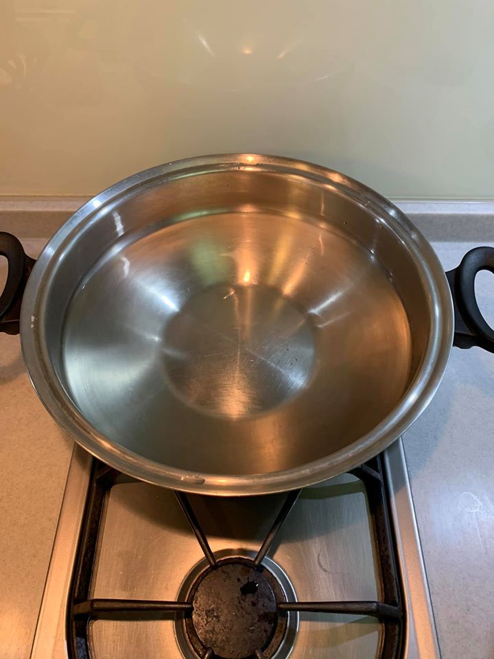 我直接用開水煮湯,也可以用奶白色的魚高湯替代。