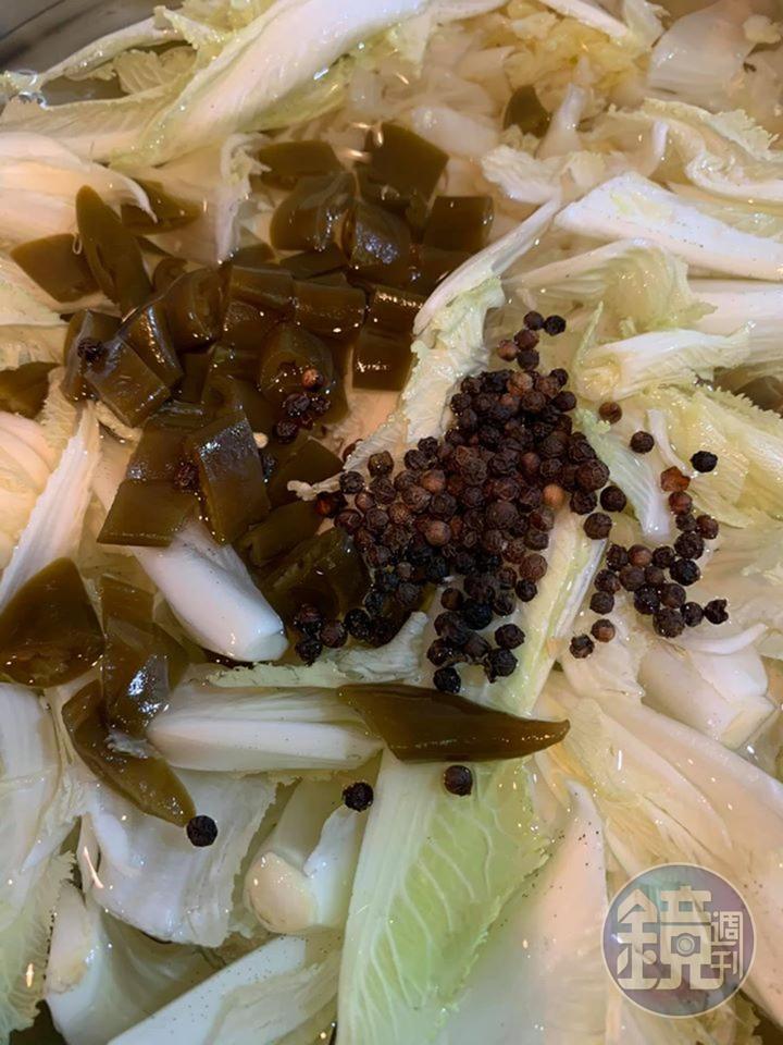 隨意放入剝皮辣椒與馬告山胡椒。