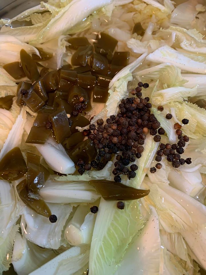 隨意放入剝皮辣椒與馬告山胡椒。