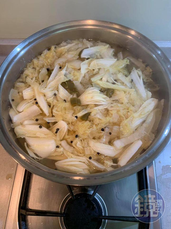 開大火煮,等水滾後才轉小火蓋鍋繼續燉煮15分鐘。