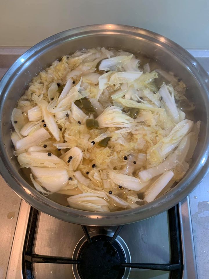 開大火煮,等水滾後才轉小火蓋鍋繼續燉煮15分鐘。