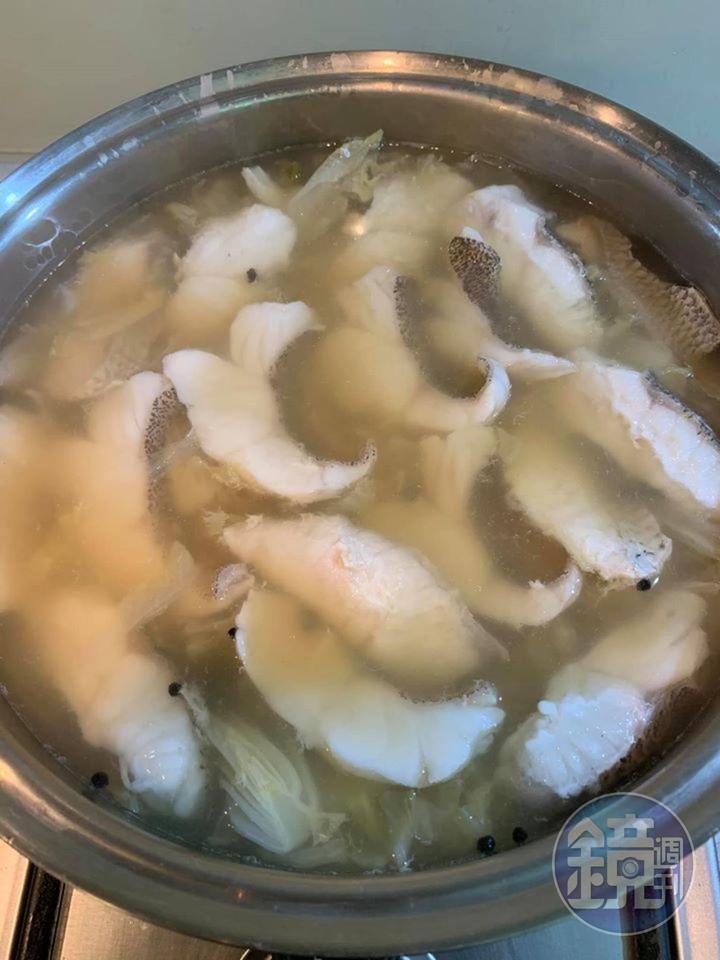 等魚片轉白就表魚肉已熟,大功告成。
