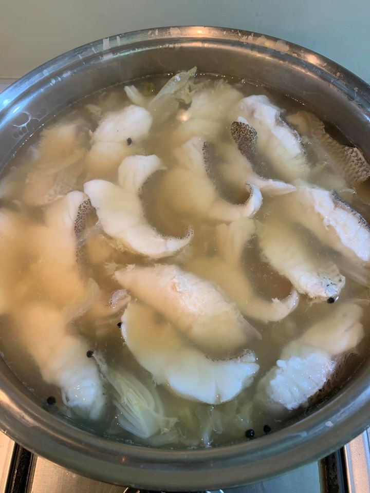 等魚片轉白就表魚肉已熟,大功告成。