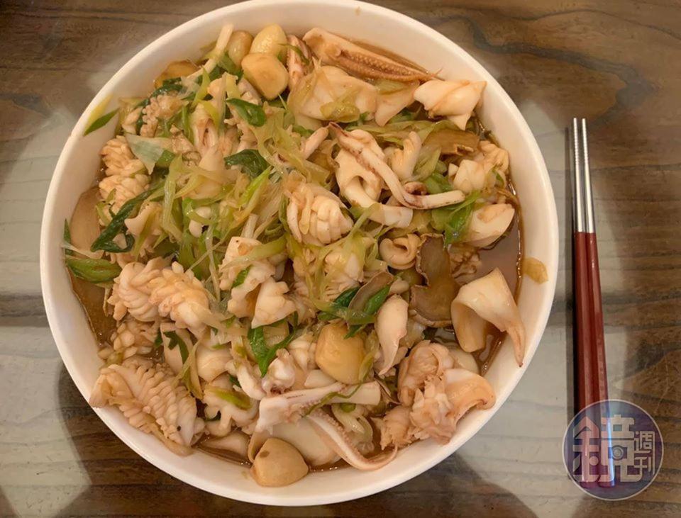 「三杯中卷」是台菜名店「明福」老闆三杯的招牌菜，我也學會一招半式。