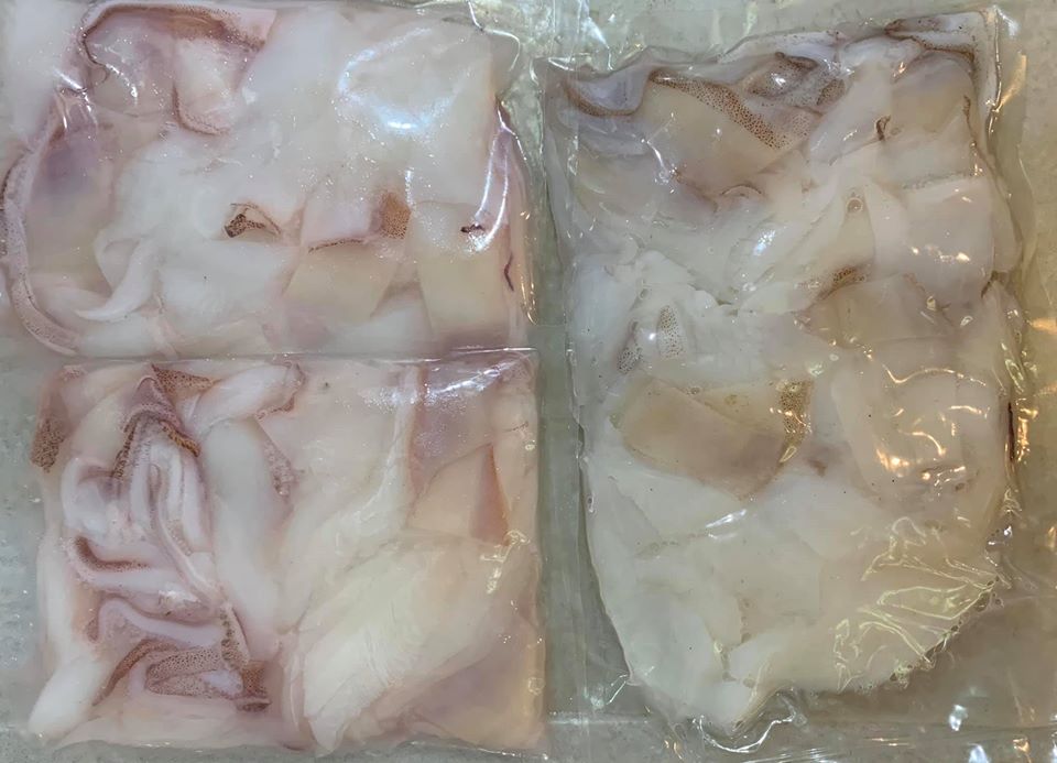 跟魚舖買回已經處理好的透抽。