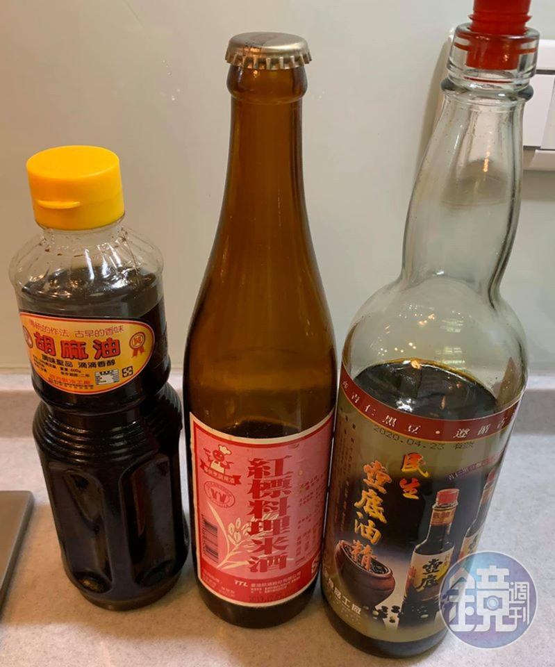 三杯的靈魂是米酒、醬油與冰糖，胡麻油用來爆香食材。