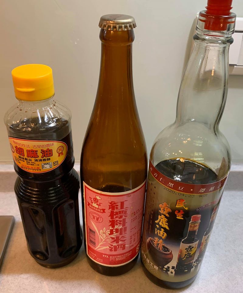 三杯的靈魂是米酒、醬油與冰糖，胡麻油用來爆香食材。