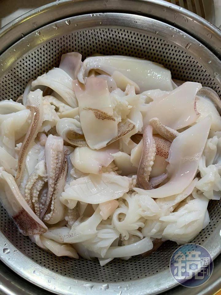 取出半熟的透抽，瀝乾備用。