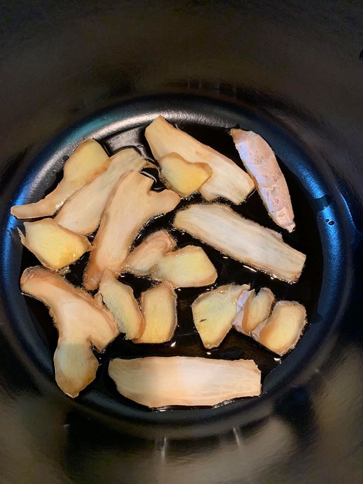 薑片下鍋。