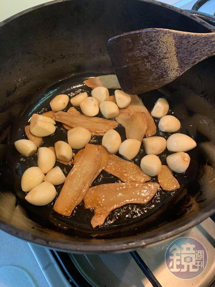 蒜頭也加入一起炒香。