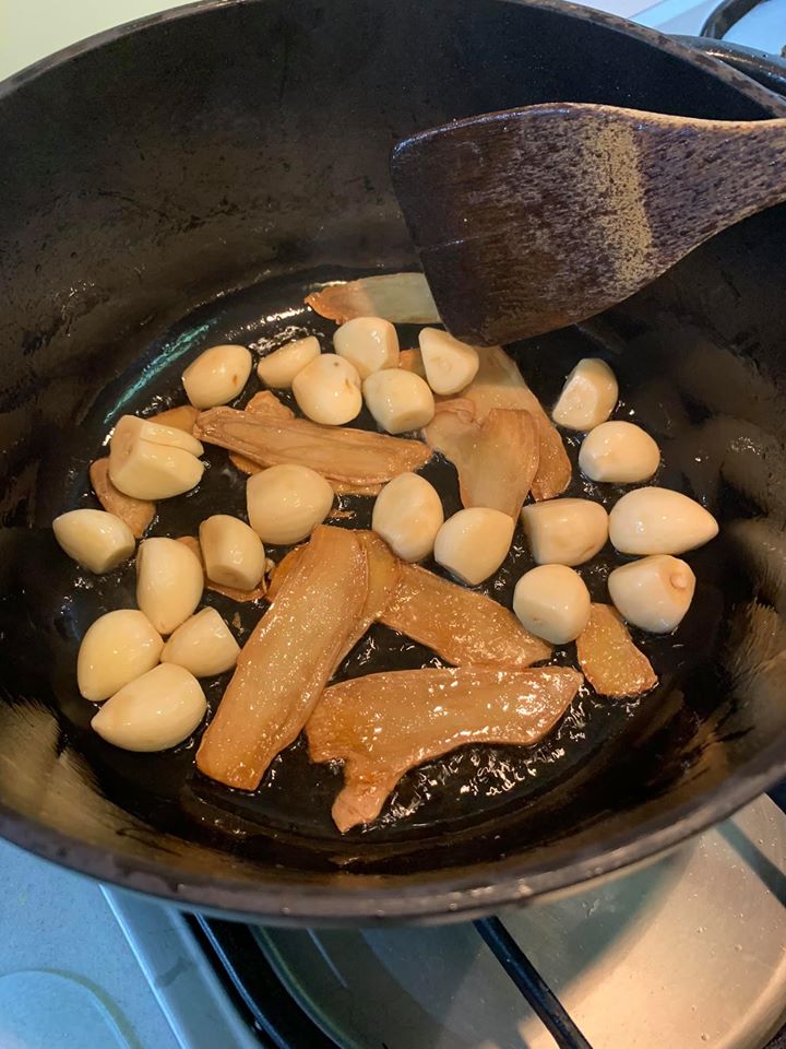 蒜頭也加入一起炒香。