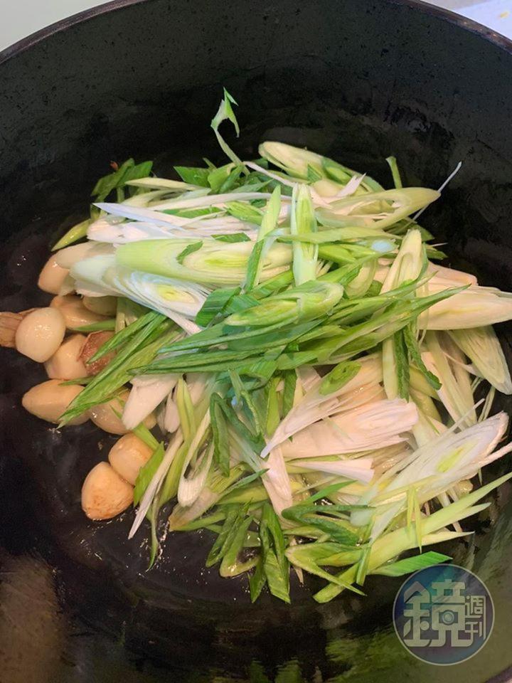 把所有青蒜放入，炒軟。