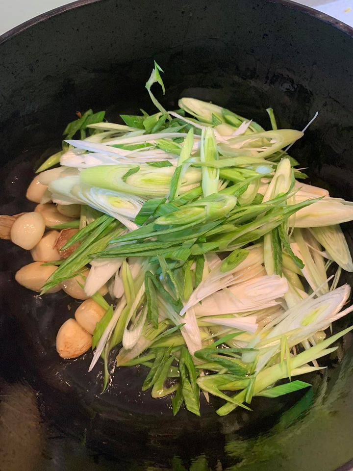 把所有青蒜放入，炒軟。