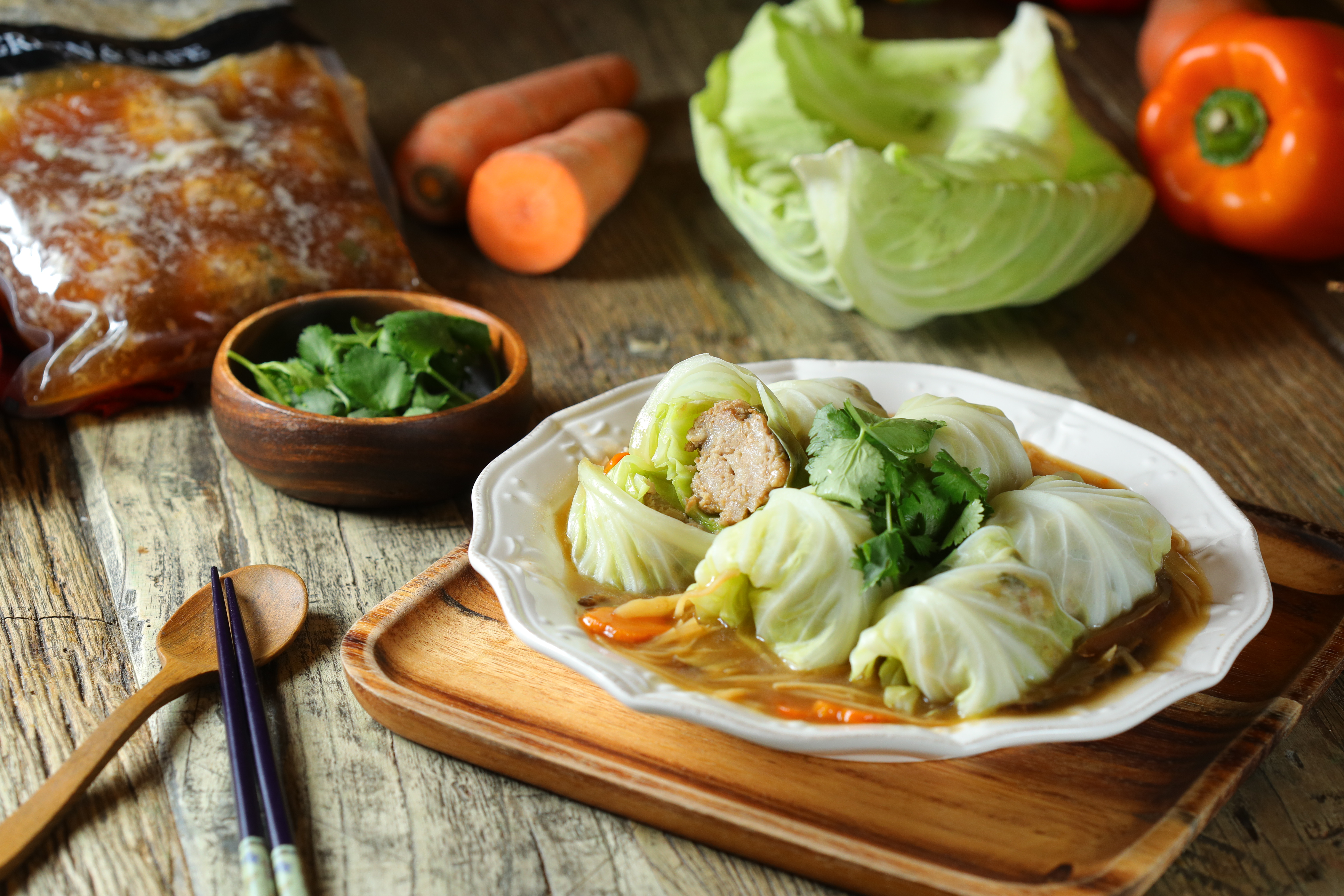 高麗菜捲通常是吃茄汁等西式口味，台味創意菜「紅燒獅子頭高麗菜捲」省去從頭做肉餡的麻煩，很適合家裡突然有客人的時候。