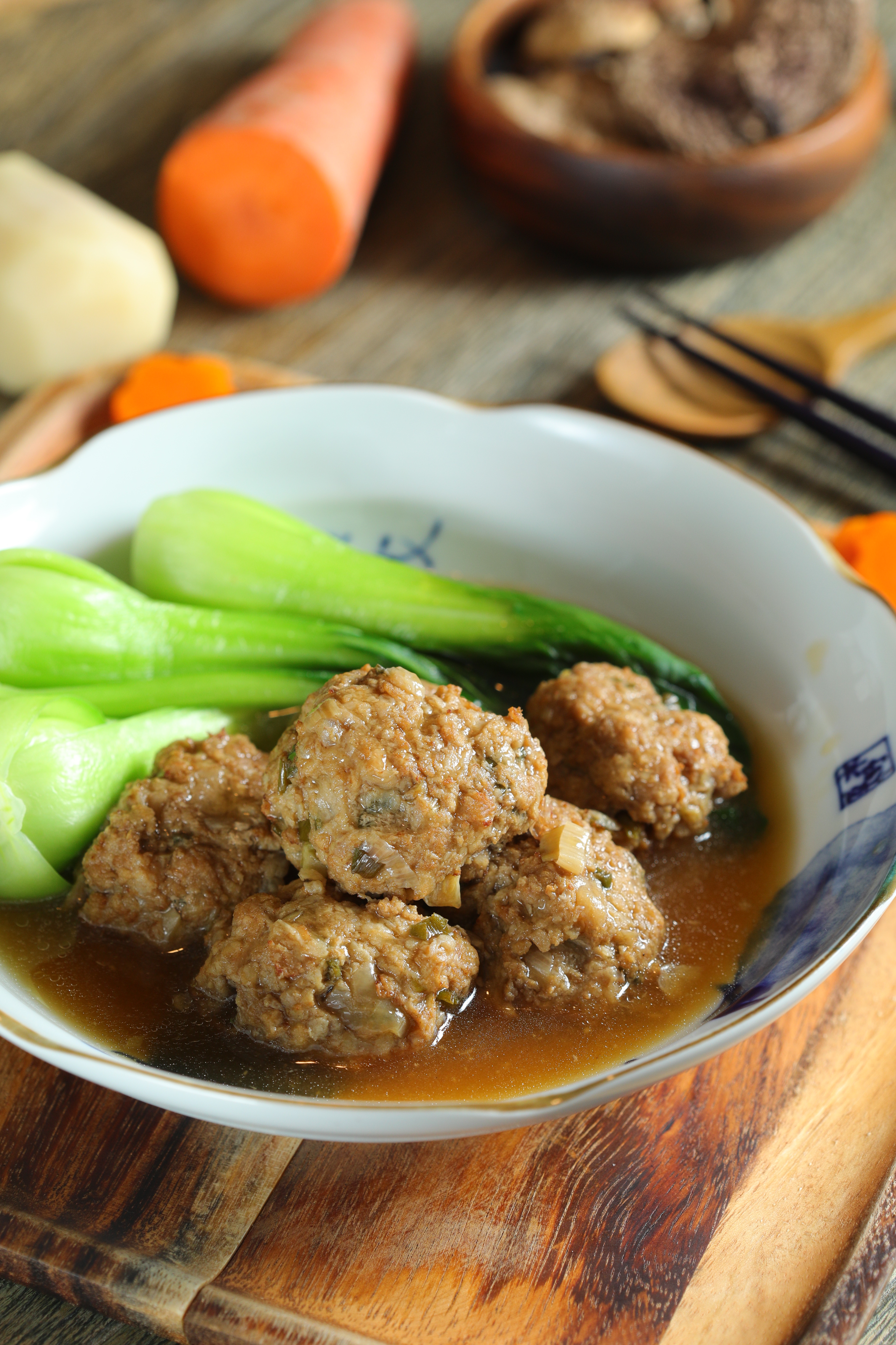 「紅燒獅子頭」醬油香中混著蔥薑香氣，肉餡裡還加了荸薺，是家常的媽媽味，直接吃也很下飯。（290元／包）