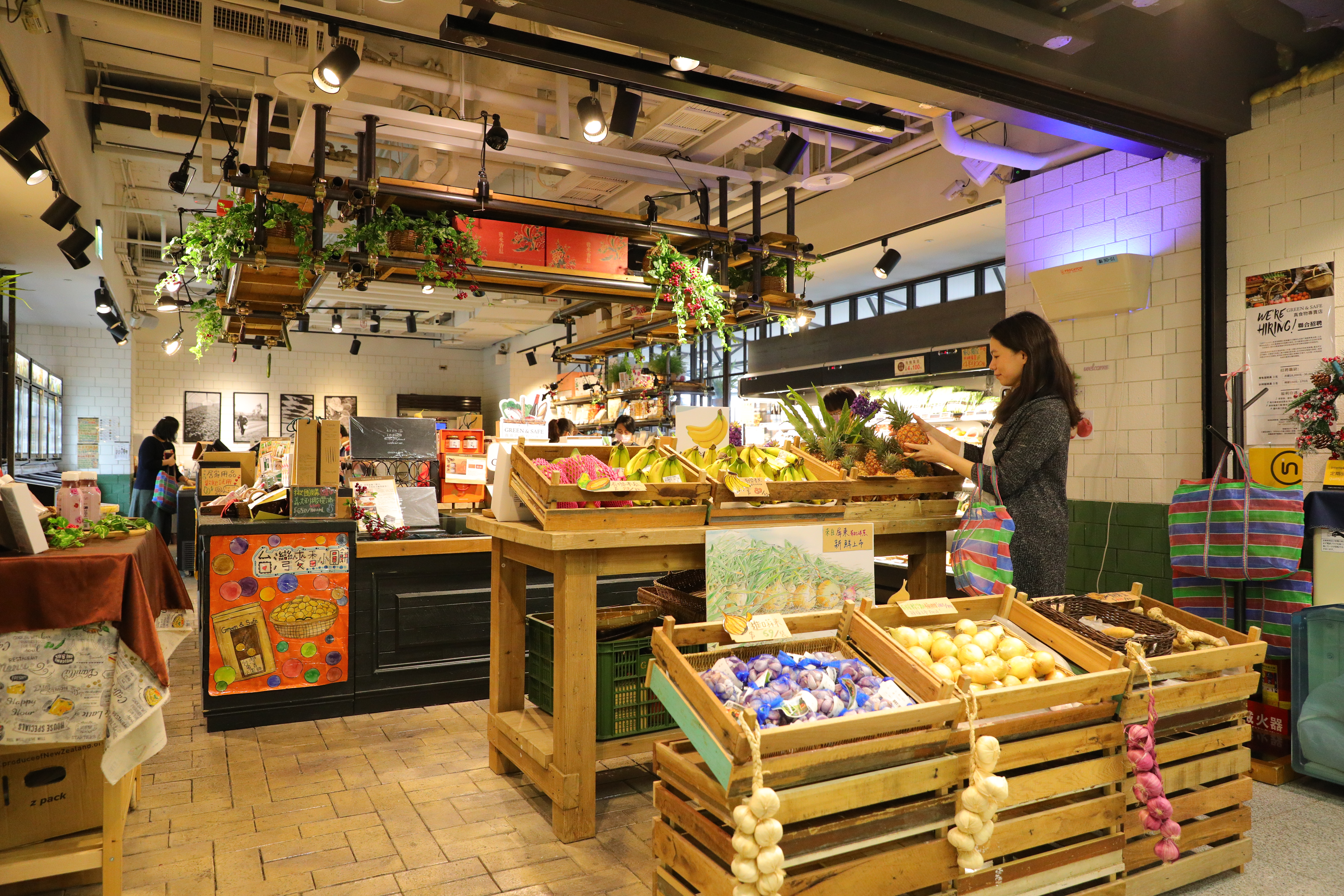除了即食調理包，在「Green & Safe」門市也能買到在地生產的有機蔬果。