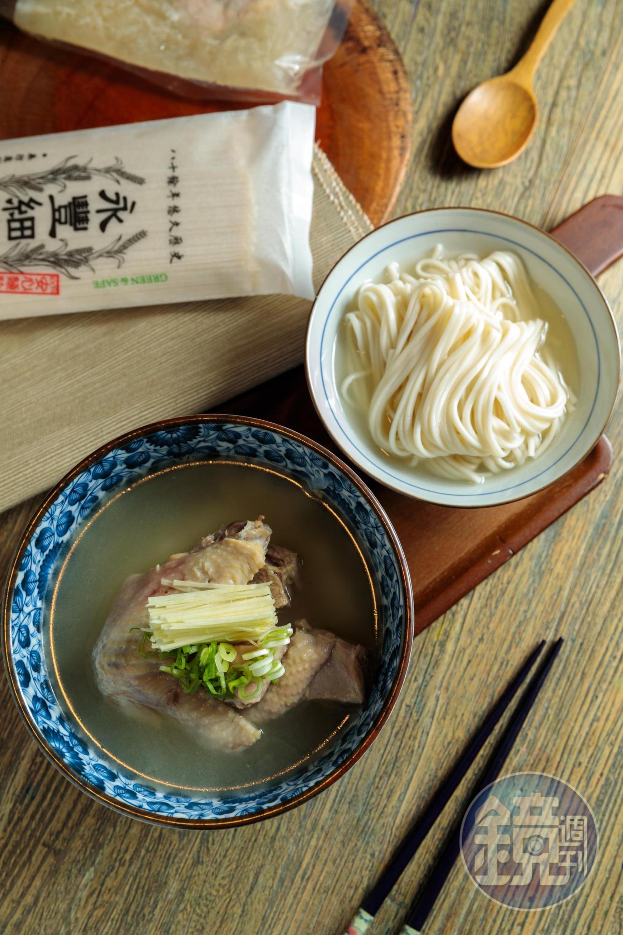 偶爾想喝雞湯，僅以蔥薑調味的「元盅雞湯」湯頭乾淨，對身體沒負擔（165元／包）；要是想提升飽足感，還可下點「永豐細麵」，就是一餐。（85元／包）。