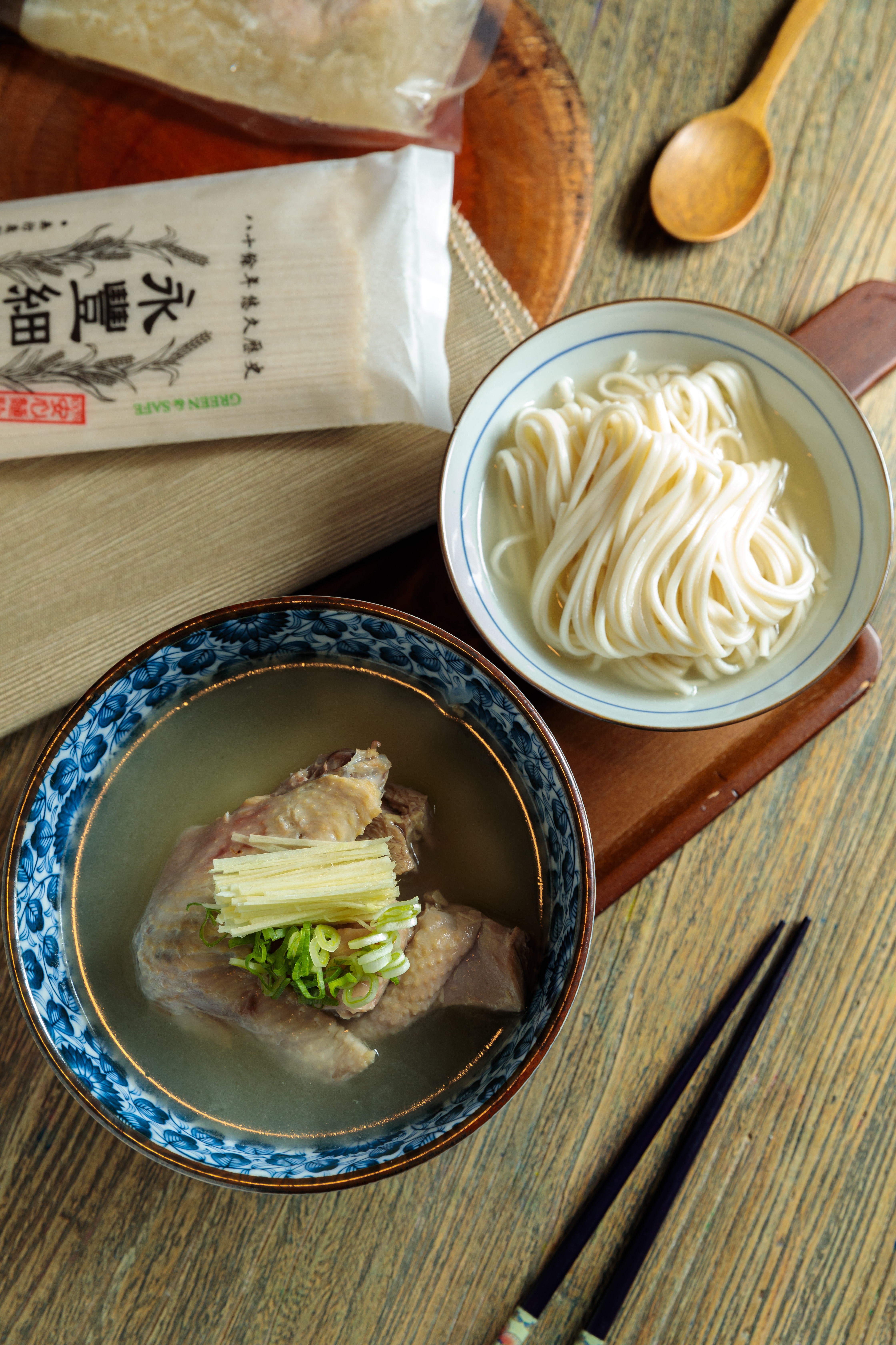 偶爾想喝雞湯,僅以蔥薑調味的「元盅雞湯」湯頭乾淨,對身體沒負擔(165元/包);要是想提升飽足感,還可下點「永豐細麵」,就是一餐。(85元/包)。
