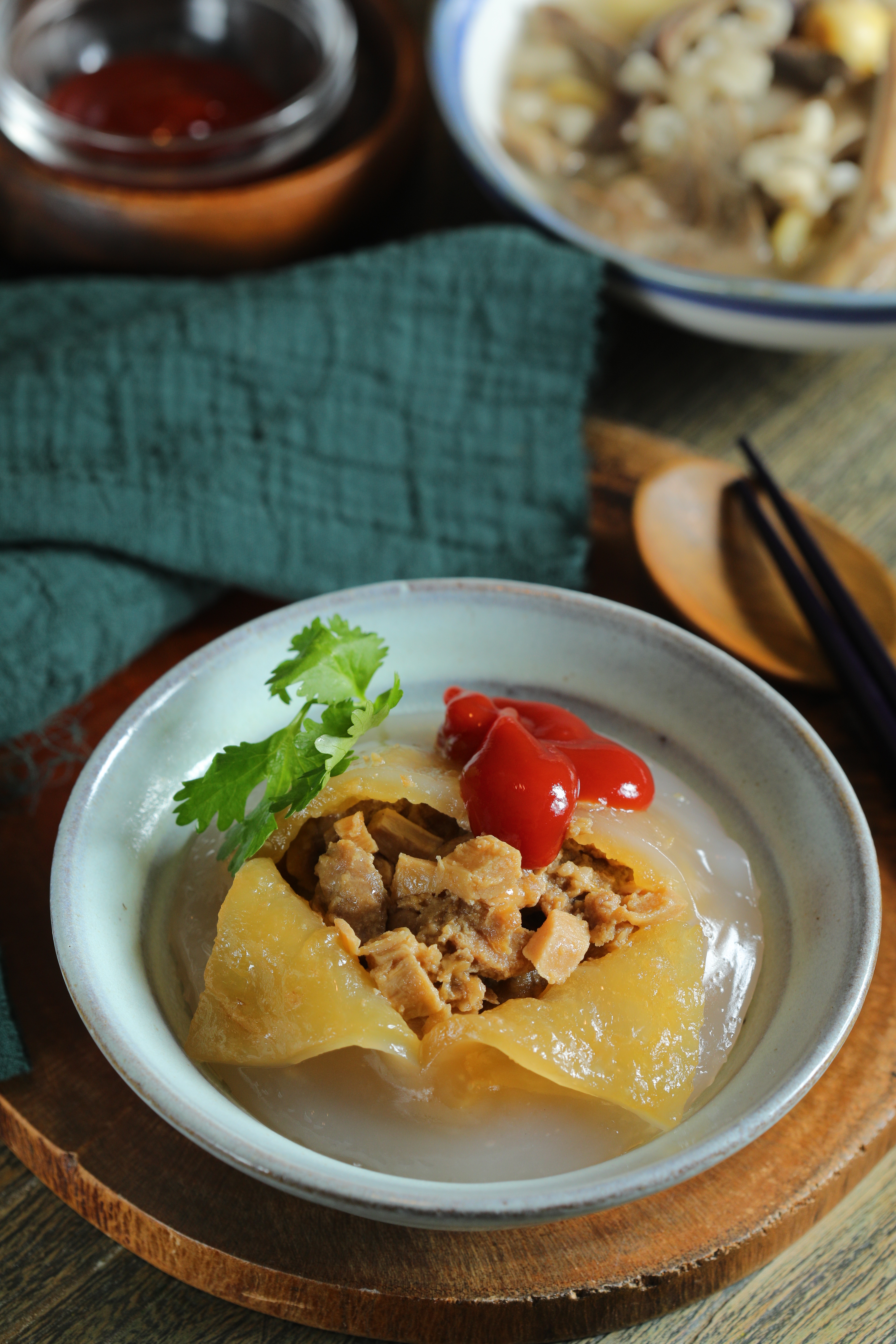 「古早味脆筍肉丸」外皮用純在來米漿做成，可蒸可炸，正黑豬肉和麻筍丁的內餡紮實，五香味道勾人食欲（280元／包）。