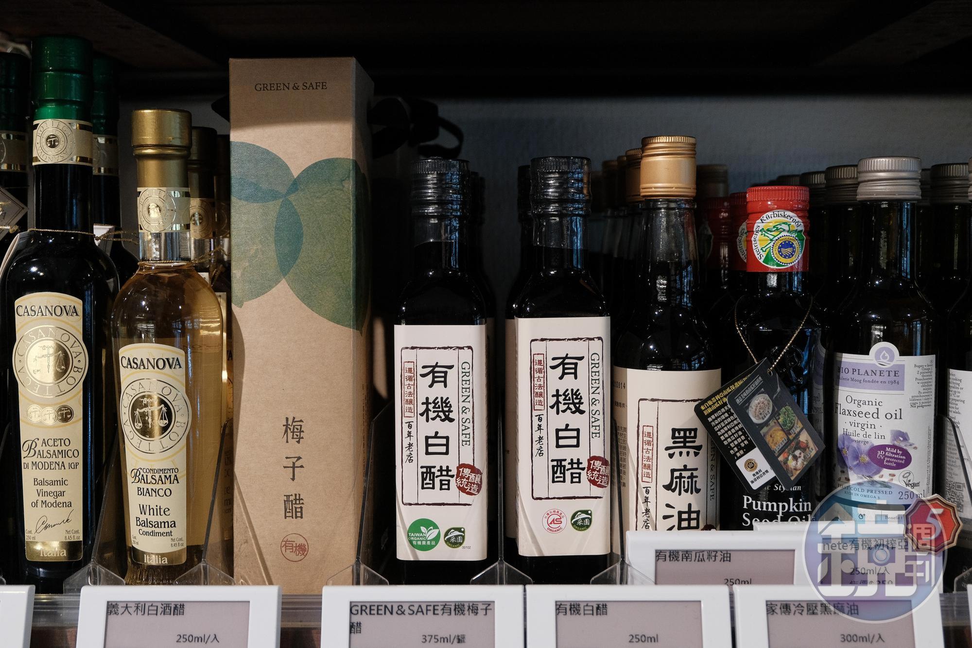 不但提供有機食材，連架上的油品、調味料也拿到有機認證。