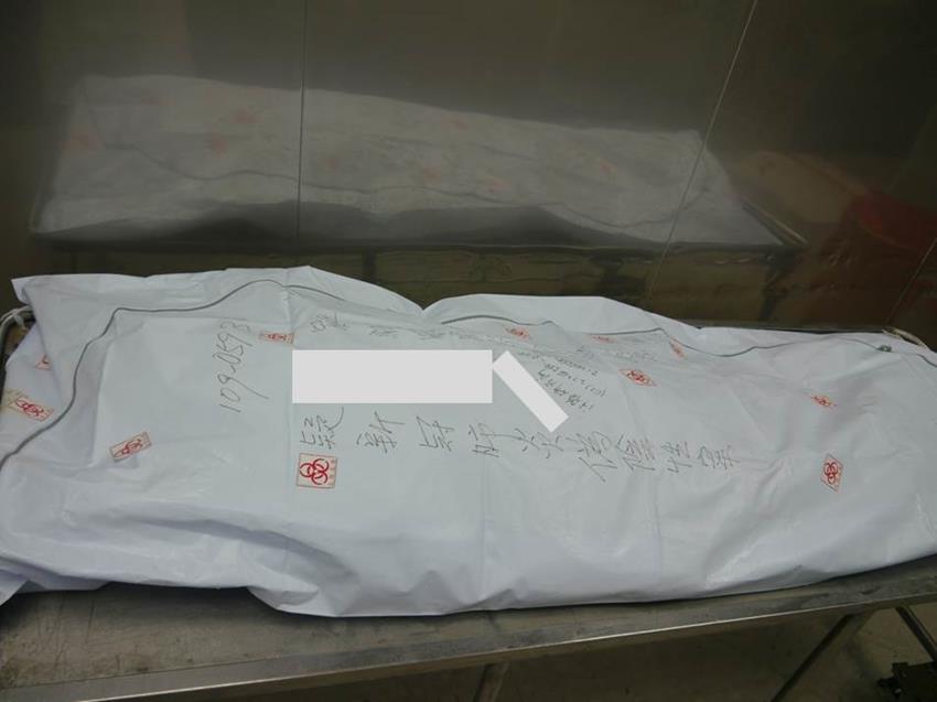 屍體以2層屍袋包覆，包括遺體及2層屍袋皆消毒，屍袋上標記生物危險提醒等字樣。（法務部法醫所提供）