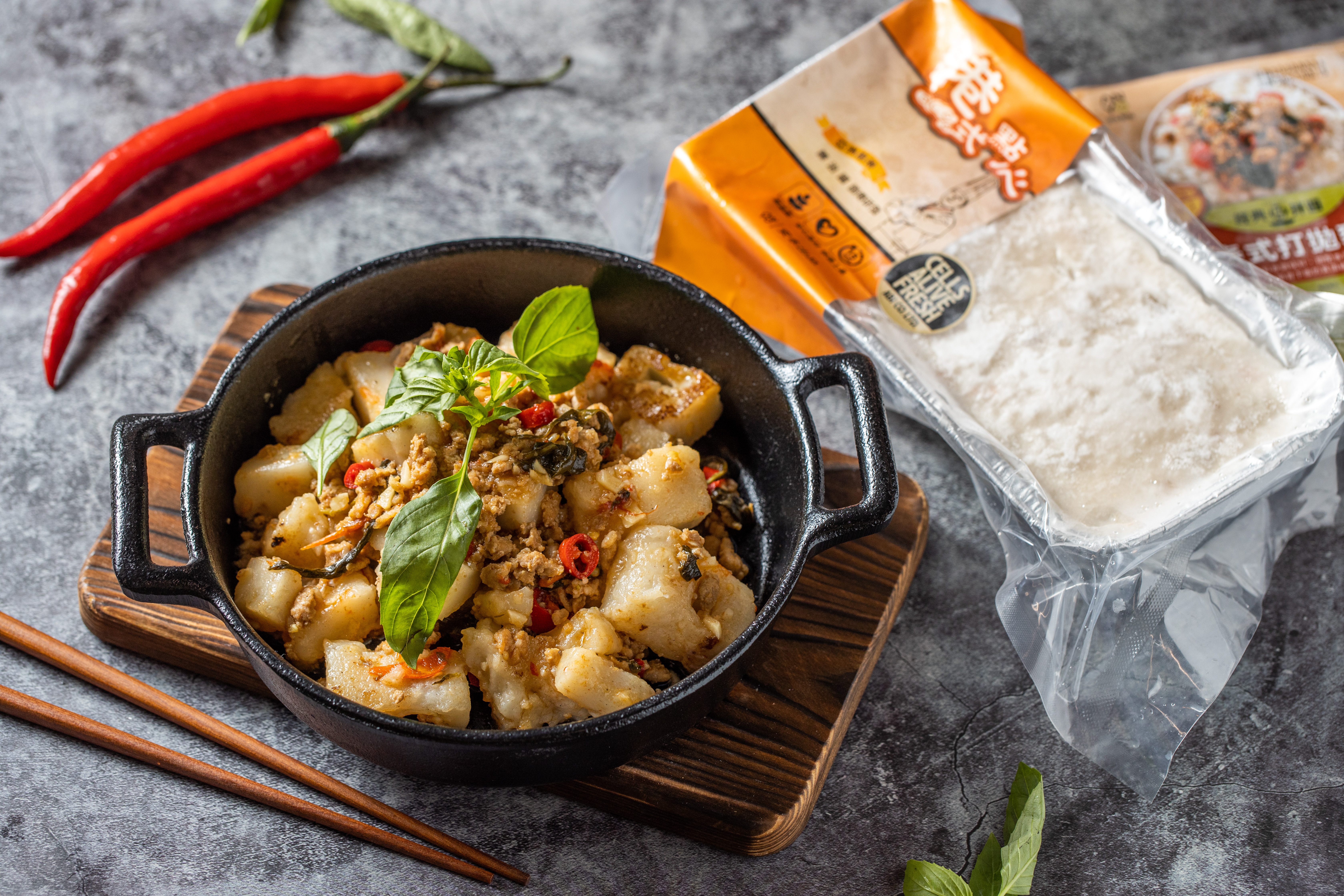 「泰式打拋炒蘿蔔糕」利用現成拌醬，不擅長調味的新手也能輕鬆成功。