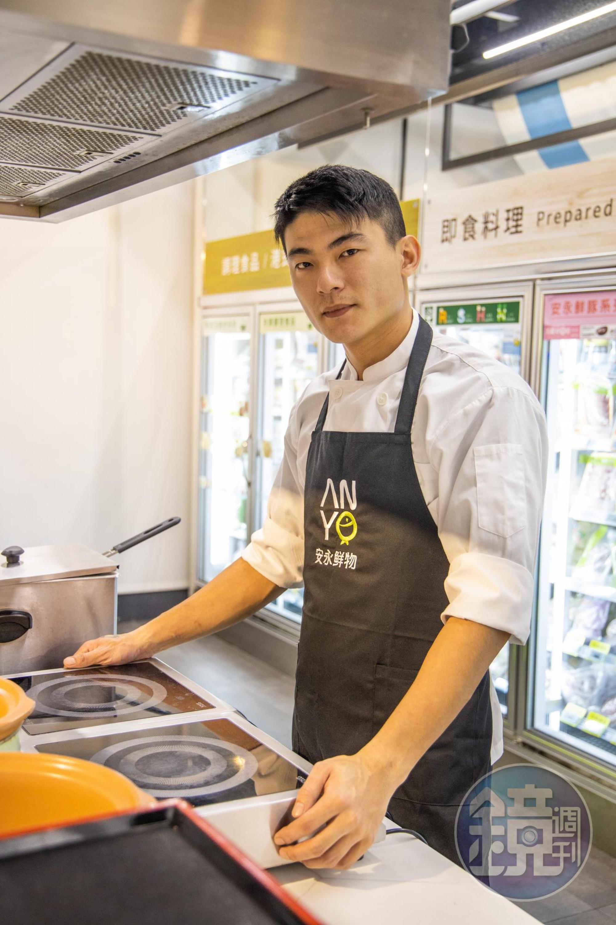 安永鮮物主廚張逸豪面對鏡頭很害羞，但示範作菜超俐落，三兩下就完成偷吃步蘿蔔糕。