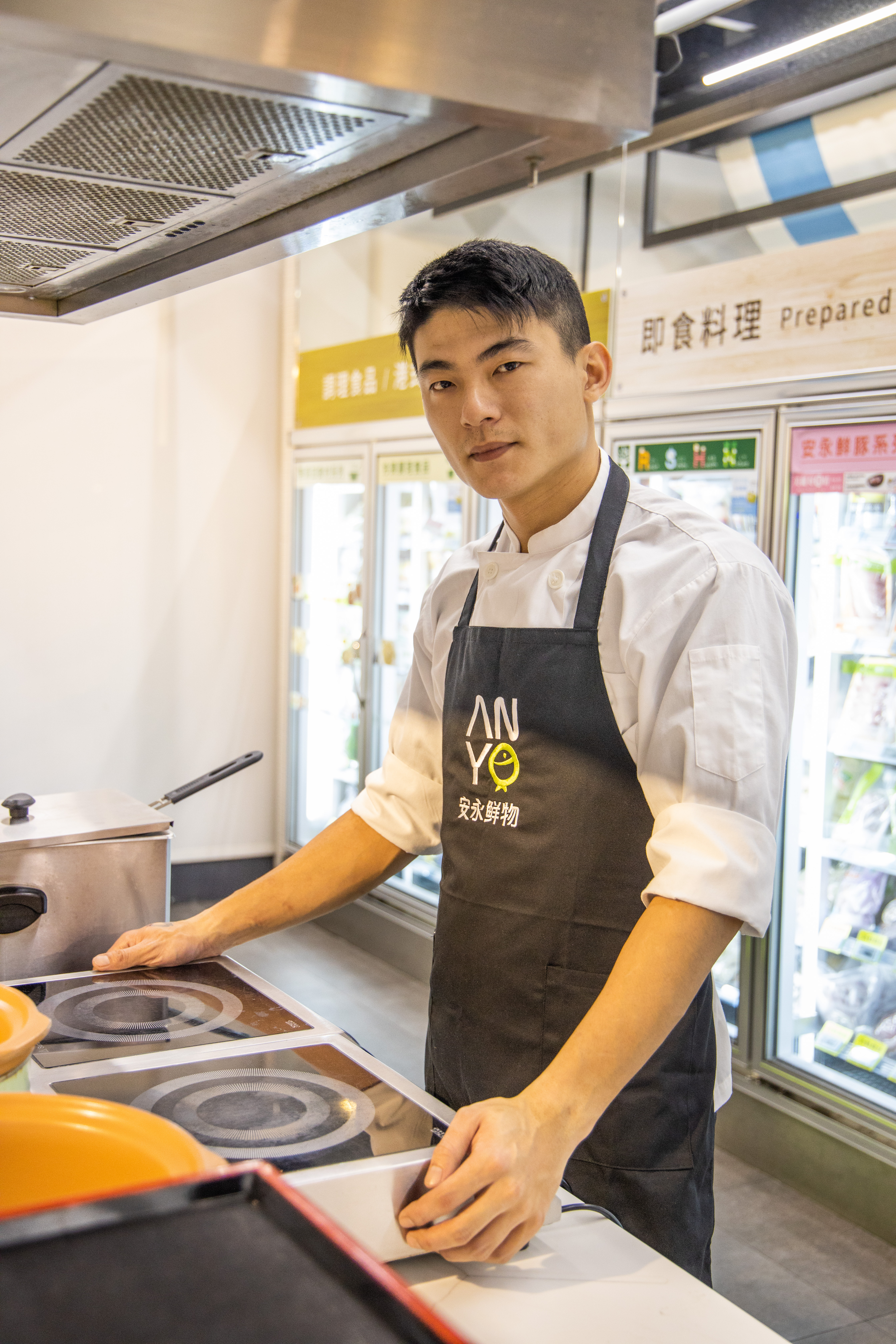 安永鮮物主廚張逸豪面對鏡頭很害羞，但示範作菜超俐落，三兩下就完成偷吃步蘿蔔糕。