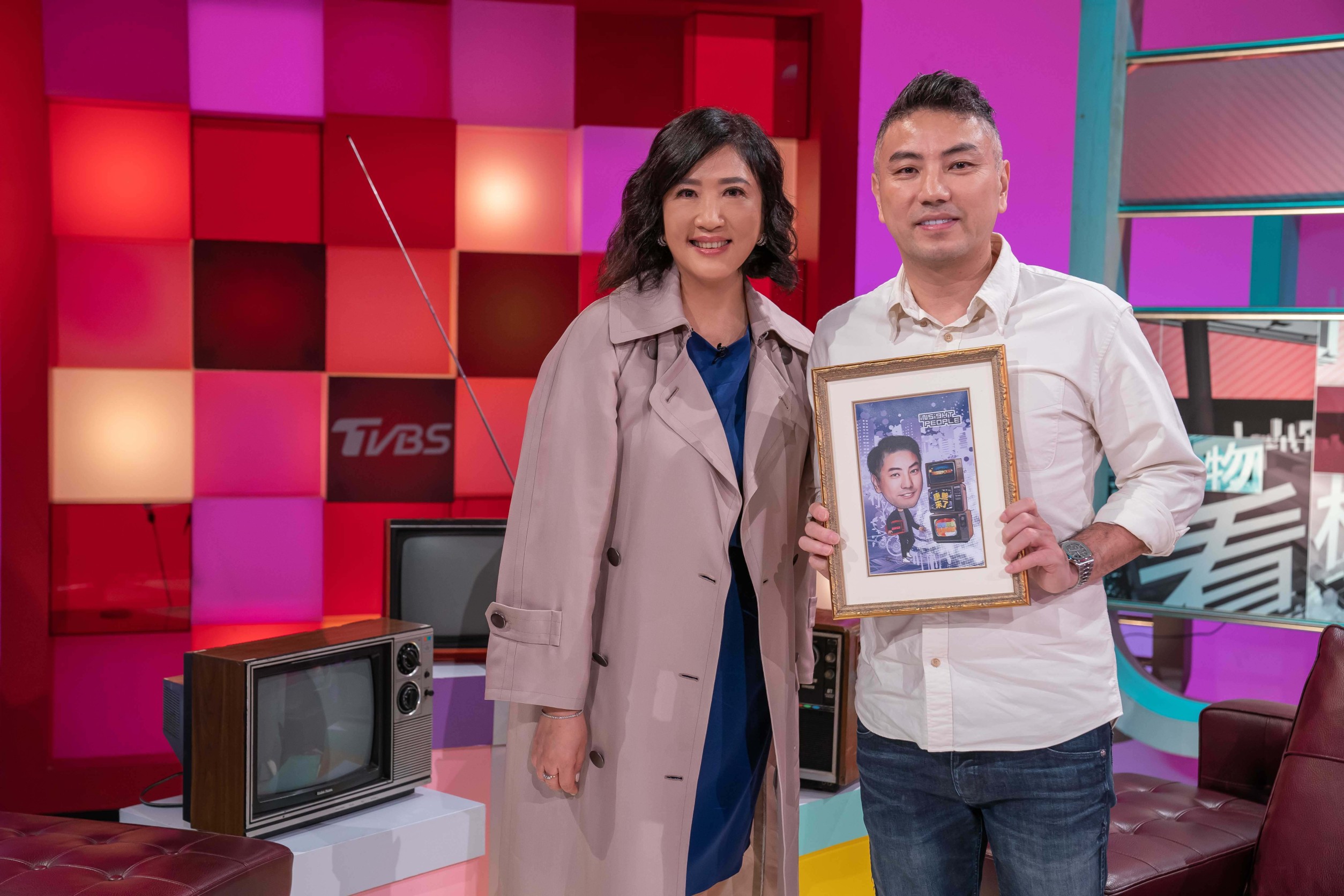 上《TVBS看板人物》接受方念華專訪,透露自己第一次擔任製作人的節目就是在TVBS。(TVBS提供)