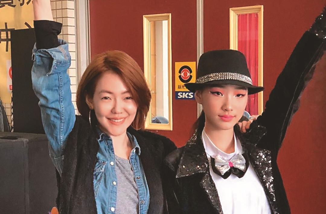 近來星二代掀起風潮，小S（左）積極為年僅14歲的大女兒許曦文（右）鋪路，為出道做準備。（翻攝自許曦文IG）